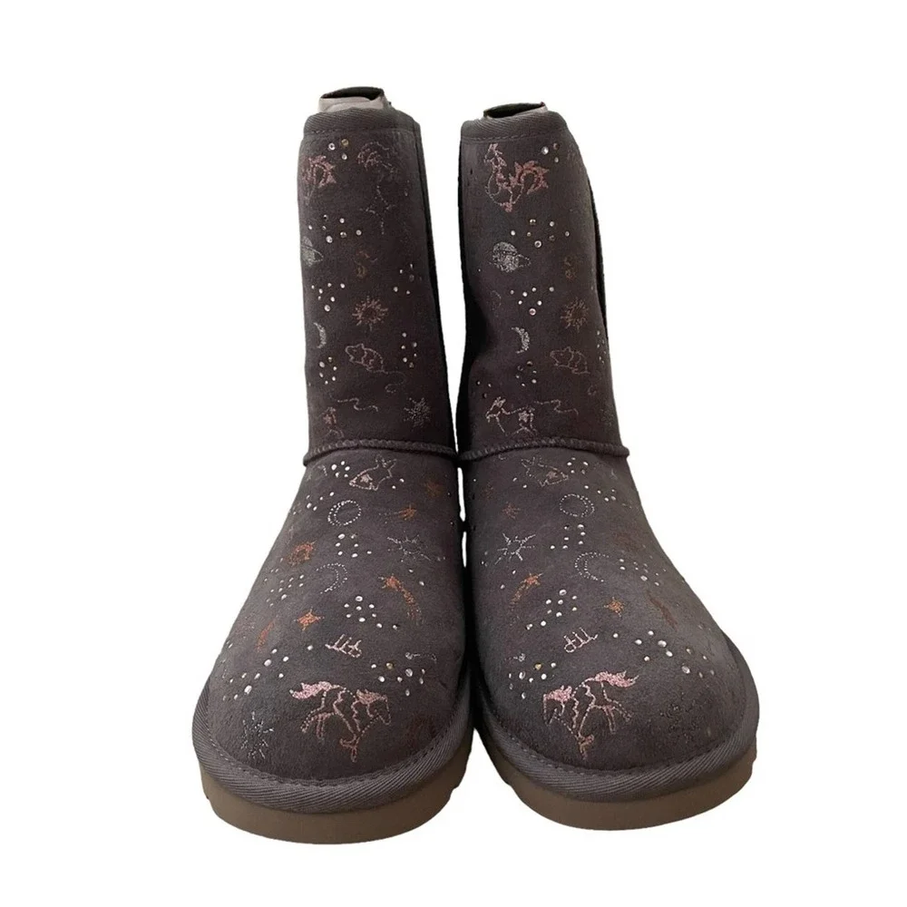 NEW UGG CLASSIC ZODIAC SHORT Boots Gray size 8 - Picture 3 of 9